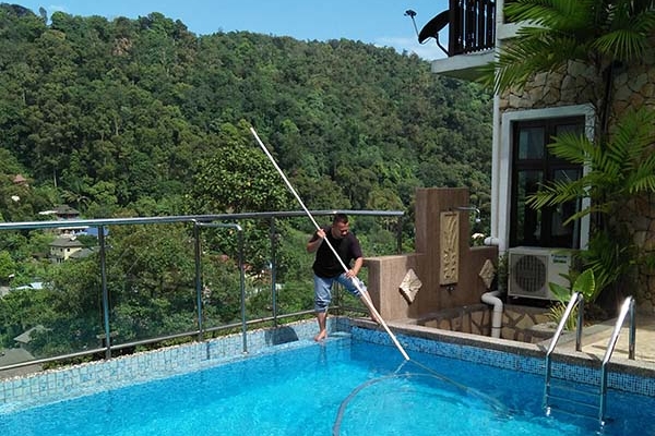 pool05FF432F86-6A03-D435-7B56-15FFC2E3219D.jpg